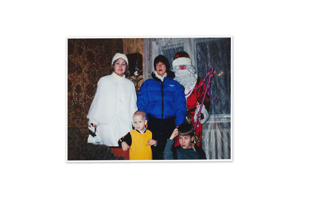 Данику (в желтой жилетке) 3 года. Он только что закончил долгое лечение от рака, выздоровел и встречает Новый год с семьей, Дедом Морозом и Снегурочкой.Иллюстрации: Александр Васюкович, Имена