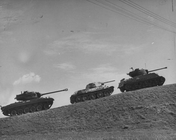 М-26 "Першинг"(первых модификаций), Т-34, М4А2 "Шерман" (с 76-мм орудием).