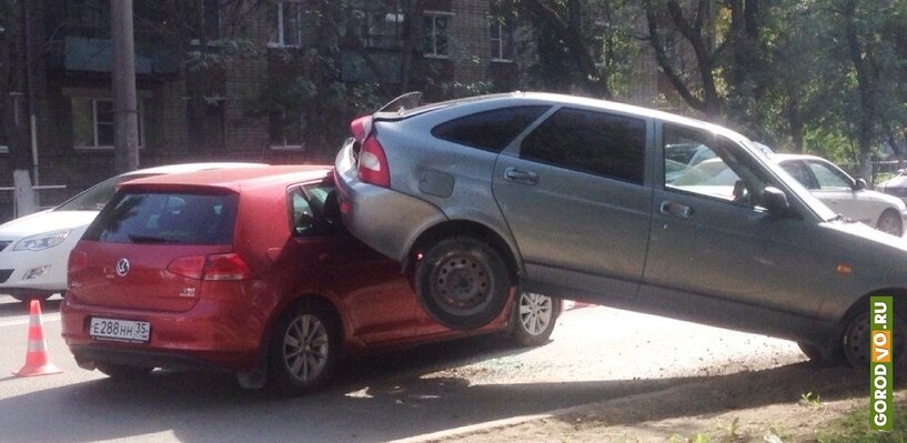  Отечественная легковушка и иномарка столкнулись на улице Чернышевского.