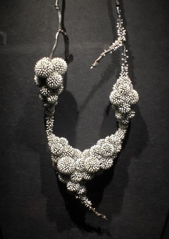 "Иней" — колье работы вьетнамского художника Сэма То Душонка. Идея — с помощью жемчуга показать, как растут кристаллы льда и на ветвях деревьев образуется иней.