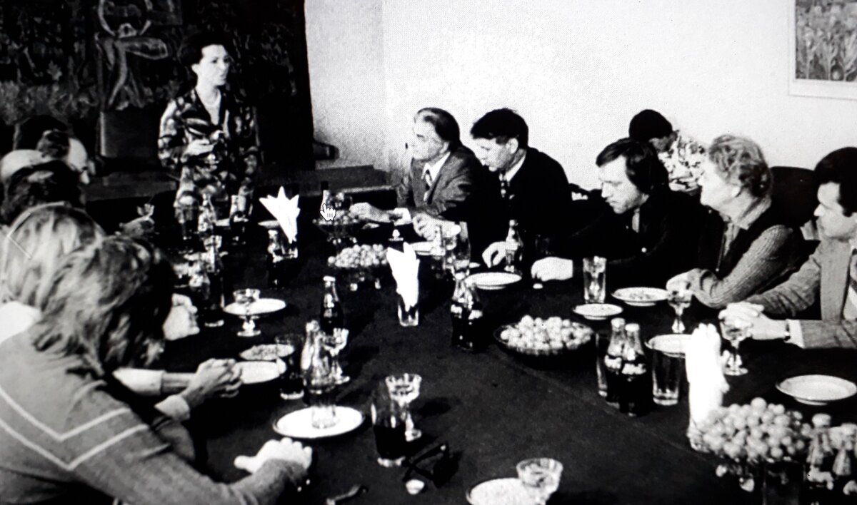 На фото: Министр культуры Болгарии Людмила Живкова встречается с режиссёром Юрием Любимовым и актёрами «Таганки». София, 11 сентября 1975 г.