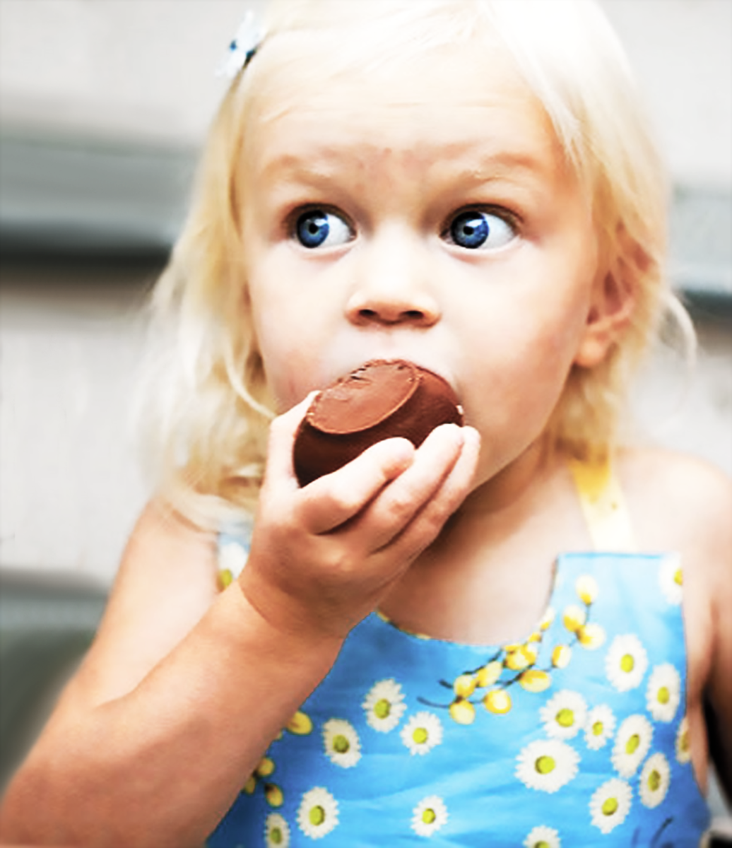 Хочу чай горячий с конфетой целой. Брюнетка с конфетой. Съесть конфету целую. Мальчик с леденцом. Съесть конфету целую.