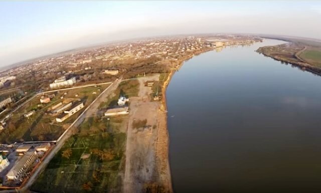 Река Дунай. Слева - город Измаил, справа - Румыния