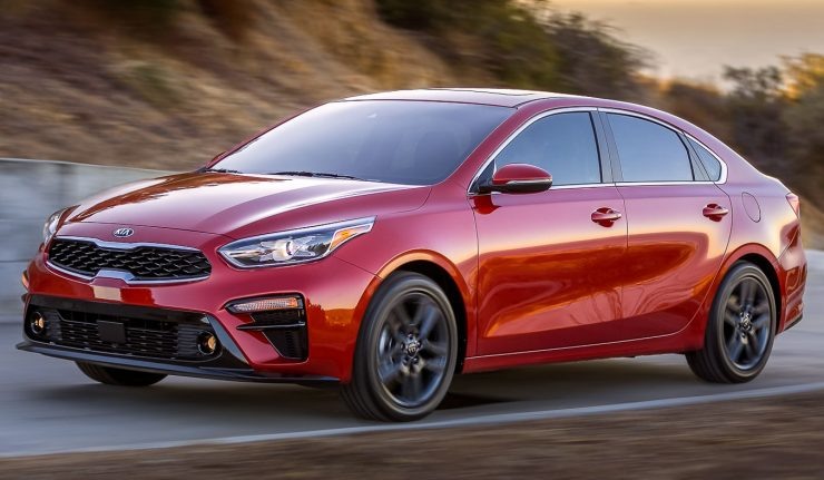  Самый продаваемый продукт Kia здесь, в США, был полностью модифицирован на 2019 год. В рамках модификации Forte Kia пересмотрел внешний вид с помощью новых стилей которые, по его словам, вдохновлены Stinger. Соответствует ли маленький седан этому требованию, или это все шумиха? Является ли Форте освежающим или отвратительным? Давайте рассмотрим обновленный дизайн. Перед редизайном Форте выглядел не важно, немного похож на усохшую Оптиму. Обычные фары, подключенные к обычной решетке. На новой модели решетка отделена от фар, как на Stinger. Окружающие вентиляционные отверстия также велики, как и на Stinger, и они, безусловно, более заметны, чем те, что на старом Форте. Тонкие складки в капюшоне вносят свой вклад в несколько более спортивный вид.