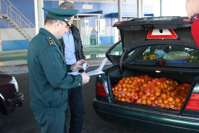 Чтобы сделать передышку в изучении официозного текста ПДД, я курсантам рассказываю о том, какие незабываемые и курьёзные случаи происходили со мной, когда я колесила по дорогам бывшего Советского Союза...