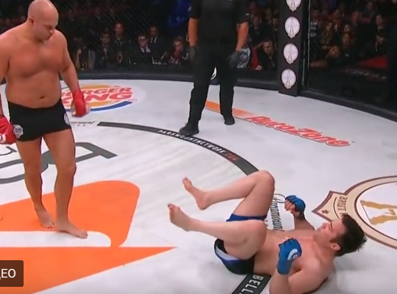 Интереснейший бой нам удалось посмотреть в полуфинале Беллатор. Чейл Соннен против Федора Емельяненко. В конце первого раунда Федор отправил в технический нокаут своего оппонента, за 5 минут было зафиксировано 6 нокдаунов, 8 тейкдаунов и 68 значимых ударов с обеих сторон. Обязательно посмотрите этот бой, он доказывает, что Федор сможет завоевать титул Беллатор. Соннен после боя извинился перед Федором за обвинения в его адрес, что Емельяненко принимал участие в подставных боях.
"Я приношу свои извинения за предыдущие высказывания, на моем пути не встречался соперник сильнее чем Федор, поэтому хочу пожелать ему победы на Бэйдером и завоевания титула гран-при Беллатор, удачи тебе!" - Чейл Соннен.