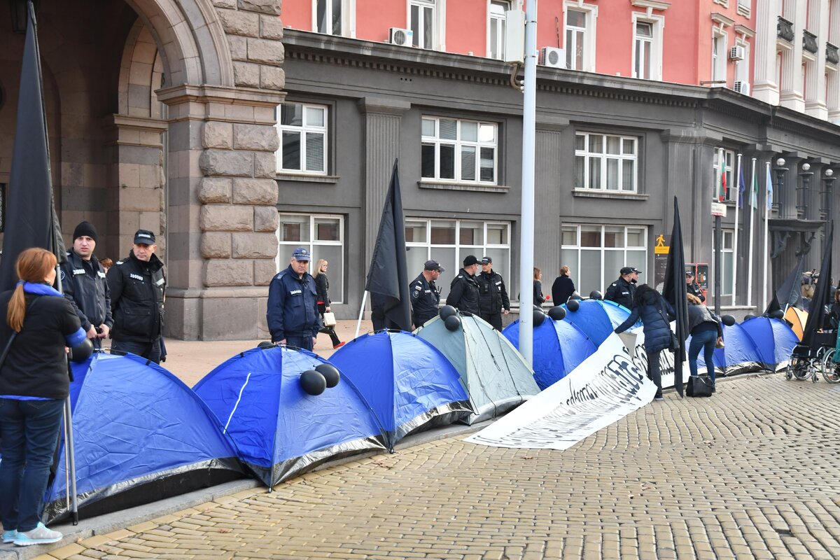 Кой осигури палатките на майките на децата с увреждания?