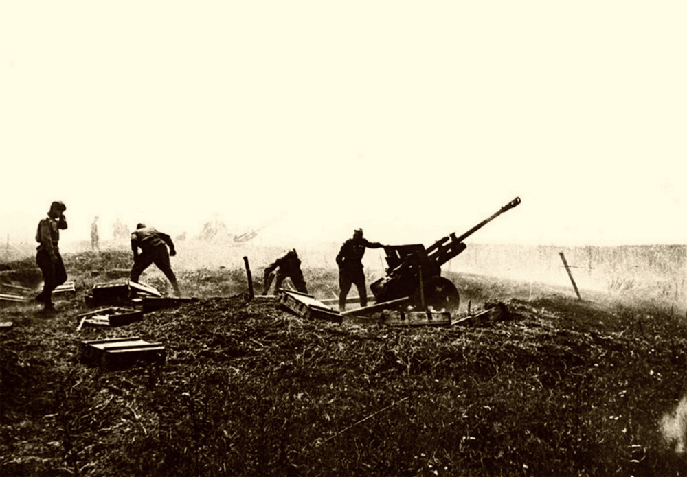 Орудие ЗиС-3 сержанта Афанасьева ведет огонь в сражении за Сталинград. 1942 г.