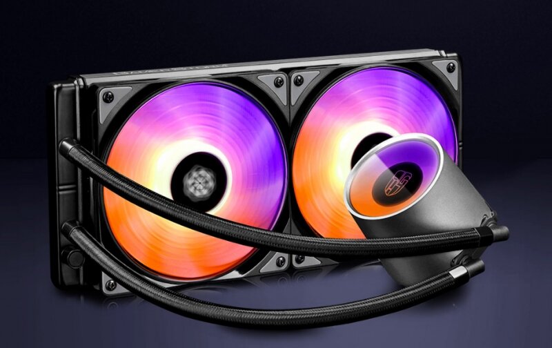 Волна внедрения в компьютерные комплектующие RGB-подсветки уже выросла до девятого вала. Если посмотреть ленту анонсов компонентов для ПК, то, за исключением процессоров, вы не встретите ни одного из них без подсветки. Ну, разве что, ещё и накопители пока обходят эту моду стороной, но я не удивлюсь, если скоро и им достанется от вездесущих светодиодов. Корпуса системных блоков, материнские платы, видеокарты, оперативная память, системы охлаждения, любая периферия – везде теперь встраивается цветная подсветка. Что поделать, видимо таков покупательский тренд, и производители его всецело поддерживают. 
Одними из первых подсветку получили вентиляторы, используемые в различных системах охлаждения и корпусах системных блоков, а сегодня мы можем наблюдать уже вторую (если не третью) итерацию, когда подсветка становится ещё и регулируемой, синхронизируемой, и располагается в том числе на корпусах помп. При этом мало кто из производителей уделяет внимание повышению эффективности охлаждения таких систем и (или) снижению уровня шума. Вот и получается, что почти каждый новый охладитель по своей сути является старой версией с установленными светящимися вентиляторами и помпой. Однако бывают и исключения, одно из которых мы сегодня рассмотрим — система Deepcool Castle 280 RGB.