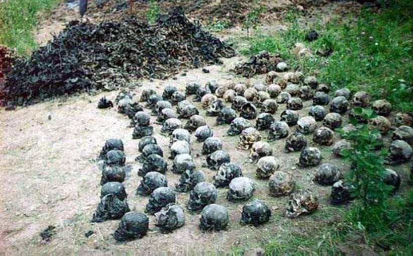 Мясной Бор - так, словно по чьей-то злой иронии, был назван небольшой населенный пункт в Новгородской области, которому судьба уготовила страшную роль - стать кровавой мясорубкой, перемоловшей в 1942 году в ходе Любанской операции многие десятки тысяч жизней и судеб советских солдат 2-й ударной армии Волховского фронта. Этот эпизод, своего рода изнанки истории Великой Отечественной войны у нас не любят вспоминать. Долгое время для многих война представлялась только в виде киноэпопеи "Освобождение" или "Дачной прогулки сержанта Цибули". Многие знают и помнят "Брестскую крепость", ставшую символом стойкости советских бойцов и командиров. Для многих ещё непустыми звуками являются Сталинград и "блокада". В преддверии великого праздника, чаще вспоминают десять стратегических сталинских ударов сорок четвёртого и победный салют сорок пятого. А как шли к этой победе, как учились воевать все от последнего бойца до Верховного главнокомандующего Сталина. Сколько ошибок совершили, пока не научились бить врага. Сколько людей при этом полегло? Что претерпели, пока осилили эту науку. До сих пор генофонд нации не можем восстановить после этих "любой ценой". И уж совсем издевательски звучат ворошиловские слова о войне "малой кровью на чужой территории". Была другая война.    В России много мест, щедро политых солдатской кровью, которые мы почитаем и на праздники проводим митинги возле мемориальных комплексов. Но Мясной Бор не такое место. Здесь из-за просчётов военно-политического руководства попали в ловушку - были окружены и уничтожены многие тысячи воинов второй ударной армии. Они храбро сражались и погибали, но были незаслуженно забыты и вдобавок оклеветаны. Поражение всегда сирота, тем более катастрофа такого масштаба. То, что произошло в новгородских болотах, современные историки называют предательством своих солдат верховным командованием, потерявшим интерес к этой операции и практически отказавшимся от попыток спасти окружённую армию, прекратившим доставку в "котёл" продовольствия и медикаментов. Только предательством можно назвать преступное безразличие главных виновников этого провала, каковыми сейчас некоторые считают командование фронта, представителей Ставки Ворошилова, Маленкова, Мехлиса и самого Верховного главнокомандующего Сталина. Конечно легко мнить себя стратегом, видя бой со стороны, однако многие сходятся в том, что армию можно было спасти в марте 1942 года, выведя людей и технику по зимнику к "бутылочному горлу", т.е. к Мясному Бору. Сама поспешность начала операции и крайняя медлительность при принятии мер к спасению наталкивают на мысль о том, что армия была принесена в жертву, чтобы хоть чуточку ослабить давление немцев на Ленинград. Изучая военно-историческую литературу, сложно натолкнуться на свидетельства, объективно проливающие свет на те события. Советской военной науке достоверные сведения об операции были не нужны. Считается, что часть архивных материалов была просто уничтожена и, как говорится, "концы в воду". Другая часть по-прежнему недоступна даже историкам. Про трагедию в Мясном Бору стали говорить открыто лишь последние 10-15 лет, но и то, что говорилось и писалось, на мой взгляд, не в полной мере отразило всего трагизма происшедшего. Видимо, правда то, что трагедией является смерть одного конкретного человека, гибель же десятков, сотен тысяч и миллионов - лишь статистика. Несколько лет назад, увидев на любительских фотографиях, сделанных поисковиками в Мясном Бору, громадные кучи солдатских костей и ознакомившись с воспоминаниями чудом уцелевших в тех боях солдат и офицеров, лично я по-иному стал ощущать трагизм, величие подвига и величайшее терпение и жертвенность наших воинов, нашего простого народа.
   Война продолжается, ибо не захоронен ещё последний погибший на ней солдат.
   Леса и болота Новгородской области - гиблые места сами по себе. А когда в болотах, на опушках леса, на просёлках белеет множество человеческих костей, то и вовсе становятся жуткими. Хочется воскликнуть: "О поле-поле кто тебя усеял мёртвыми костями?". Усеяны эти места в основном костями советских солдат и офицеров Второй ударной армии Волховского фронта. Поисковики говорят, что есть здесь останки и немцев и испанцев... Но в подавляющем большинстве это наши. Члены поисковой экспедиции "Долина", занимающиеся здесь поиском и перезахоронением останков, отмечают, что "сама обстановка гиблого болота, напичканного трупами создаёт в этих местах непростую обстановку. Многие поисковики неоднократно обращали внимание на то, что в местах массового нахождения убитых не селятся и не появляются птицы, а лес в Мясном Бору страшный и мистический, словно неупокоенные души погибших продолжают свою войну". А ещё говорят, что это одно из немногих мест в России, где можно ощутить хрономиражи.
   "Аиф"овец Сергей Осипов, побывавший там, писал: "Место довольно топкое, поэтому скелеты сохранились лучше. Говорят, что на болотах, особенно торфяных, иногда находят практически неразложившиеся трупы в неистлевшем обмундировании и с исправным оружием. В войну здесь было поле, которое только недавно начало покрываться молодым леском. Слой почвы - в два пальца, а под ним... Метрах в 200 от федеральной трассы Москва-Санкт-Петербург лежит скелет. Трёхлинейная винтовка с примкнутым штыком, пара лимонок, несколько десятков патронов. Сквозь прореху в кирзовом сапоге можно увидеть кости пальцев ног.
   По положению тел, по воронкам от мин и снарядов можно восстановить картину боя. Летом 42-го здесь на пригорке засел со своим "машиненгевером" немецкий пулемётчик и выкосил не меньше полувзвода советской пехоты, наступавшей от шоссе. Все они остались лежать здесь в тех позах, в которых их застигла смерть. А вот их убийца рядом с ржавым пулемётом MG лежит в россыпи изъеденных коррозией гильз. Сквозь его скелет проросла тощая осина..."
   Несколько десятилетий после войны всё, некогда происходящее здесь, было окружено стеной молчания. Мёртвые, как известно, безмолвствуют, а живые всё это время боялись даже признаться, что воевали во Второй ударной под Мясным Бором. И вообще, всё, что здесь произошло - произошло не в эту войну, а в какую-то другую о которой не говорится в учебниках истории, о которой молчат Мясной Бор, Харьков, Вязьма и Крым, ставшие в 1942 году местами трагедий и катастроф из-за просчётов Ставки, т.е. Сталина при планировании всей зимней кампании сорок второго года: нереальности сроков, необеспеченности людьми, распыления стратегических резервов... Из-за этих просчётов немцы смогли прорваться к Сталинграду и на Кавказ. Но всё это происходило в каком-то другом измерении и к войне и к победе в ней не имеющие отношения, а потому и выброшенные из официальной военной хроники. Поэтому работы по поиску и захоронению начались энтузиастами своими средствами, без особого афиширования лишь в конце 80-х годов. В 1988 году поисковиками были перезахоронены 3,5 тысячи человек, в 1989 году - 3,4 тысячи. Всего до мая 1995 года было вынесено и захоронено около 18 тысяч человек. Во время ежегодных поисковых работ захоранивались по 600-800 останков. Работа поисковиками ведётся постоянно, появляются новые братские могилы, возвращаются солдатские имена. Но это лишь самая малая часть тех, кто продолжает лежать в здешних лесах и болотах.
   ПРЕДЫСТОРИЯ ОПЕРАЦИИ
   Заняв 8 сентября Шлиссельбург, противник установил сухопутную блокаду Ленинграда. Обладая более чем полуторным превосходством в танках и авиации и небольшим превосходством в численности личного состава, немцы силами 11 дивизий (в т.ч. 2 танковые и 1 моторизованная) совершали настойчивые попытки наступления на город, которые частично увенчались успехом - был занят ряд пригородов и осуществлён выход к финскому заливу в районе Урицка (Лигово). Лишь титаническими усилиями и ценой немалых жертв (потери составили 116 тысяч человек, 65 из которых - безвозвратные) враг был остановлен и перешёл к обороне. Над городом нависла угроза голода и гибели в условиях полной блокады и окружения. Поздней осенью 1941 года по приказу Ставки осуществлялись безуспешные попытки прорыва блокады. Снабжение города и войск были возможны лишь по льду Ладожского озера. Однако этого было совсем недостаточно. Город задыхался в железных блокадных тисках. 16 октября противник начал наступление в направлении Тихвина с целью прорыва к реке Свирь для соединения с финскими войсками восточнее северо-восточнее Онежского озера и станции Войбокало для выхода на южное побережье Ладоги. В случае успеха немцев Ленинград был бы полностью окружён и отрезан от страны. Части немецкого "Вермахта" заняли Тихвин 8 ноября ценой больших потерь. Однако, через месяц, 9 декабря 1941 года после упорных боев нашим войскам удалось освободить этот город, что позволило организовать перевозку продовольствия и грузов на восточный берег Ладожского озера наиболее коротким путем. Контрнаступление под Тихвином сорвало планы фашистов замкнуть второе блокадное кольцо и полностью изолировать город. В разгар контрнаступления в целях объединения войск Красной Армии, действовавших восточнее реки Волхов, был образован Волховский фронт под командованием генерала Кирилла Афанасьевича Мерецкова. Для развития успеха тихвинского контрнаступления Верховное Главнокомандование приняло решение осуществить в январе 1942 года еще одну операцию по прорыву вражеской блокады силами Ленинградского, Волховского и частью Северо-Западного фронтов при содействии Балтийского флота.
   Это решение было принято Ставкой под впечатлением победы под Москвой. Как свидетельствуют историки, воспрявший духом Сталин, поставил задачу в течение 1942 года разгромить и изгнать врага со всей территории СССР. Он торопил военное руководство с развёртыванием новых наступательных операций. Одной из них должна была стать операция по деблокаде Ленинграда. По плану операция имела целью прорвать оборону противника по реке Волхов, выйти в район города Любань, повернуть на запад и совместно с Ленинградским и правым флангом Северо-Западного фронта окружить войска немецкой группы армий "Север" и уничтожить их. Сама по себе задача прорыва блокады и освобождения от неё города была неоспоримой. Однако то, как она готовилась, уже заранее обрекало её на провал и большие человеческие жертвы. О нереальности сроков подготовки операции, об абсолютно неподготовленном и неорганизованном тыловом обеспечении вновь образованного фронта, об отсутствии коммуникаций для подвоза боеприпасов и продовольствия, почти полного отсутствия средств ПВО и связи, складов, авиационной и артиллерийской поддержки и многом другом Верховный не желал слышать. Вместо решения перечисленных проблем, Сталин в виде помощи прислал на Волховский фронт своих приближённых - Ворошилова, Маленкова, Мехлиса. С их именами связан ряд провалов первого этапа войны и на других фронтах. А о полководческих способностях нужно говорить отдельно.*
   Единого мощного удара не получилось потому, что из четырёх армий, входящих в состав Волховского фронта, две (4-я и 52-я) имели большой некомплект, а ещё две (59-я и 2-я ударная) находились ещё в эшелонах и только двигались к фронту. 54-я армия, которая по замыслу должна была взаимодействовать с Волховским фронтом, подчинялась Ленинградскому фронту, несмотря на то, что была в значительном отрыве от него и, как считают военные историки, было бы логичнее, если бы она вошла в состав именно Волховского фронта, что облегчило бы организацию взаимодействия её с другими армиями и упростило бы управление. Однако этого не произошло из-за амбиций командующего Ленфронтом генерала Хозина. Армия стала предметом всяческих интриг между руководством двух фронтов, что пошло далеко не на пользу делу. Сама же армия состояла в основном из блокадников, вывезенных по льду Ладоги из Ленинграда и испытывавшая нехватку в продовольствии, зимней одежде, фураже, транспорте, автоматическом оружии... Была измотана оборонительными боями. Ставка не организовала взаимодействия фронтов.   Зима стояла на редкость суровая, а в сочетании с влажным климатом, как вспоминают ветераны, одежда сначала быстро сырела, потом застывала и превращалась в негнущийся футляр, будто из камня. Наступать предстояло в сильно заснеженной лесисто-болотистой местности, при отсутствии дорог.  Первой из блокадного кольца перешла в наступление в направлении Тосно 55-я армия Ленинградского фронта. Но вскоре стало ясно, что шатающихся от недоедания солдат бессмысленно гнать на убой на немецкие дзоты.   В первых числах января с востока по направлению к Любани начала наступать 54-я армия. Как уже отмечалось, она в большинстве своём была укомплектована из блокадников. Этой армии боеприпасов хватило на несколько дней боёв. Уже к 17 января израсходовав боезапас, армия остановилась. К Любани она смогла выйти только через три месяца - в марте, преодолев с боями около 20 километров и потеряв почти весь свой личный состав. "Штабеля трупов у железной дороги выглядели как заснеженные холмы", вспоминают участники тех событий.7 января, в назначенный день в наступление перешёл Волховский фронт, начав таким образом "одну из самых трагических операций войны" - Любанскую, продолжавшуюся до 30 апреля. (С мая и до середины июля осуществлялись запоздалые попытки прорыва из окружения остатков обречённой армии. Последние из немногочисленных оставшихся в живых и не попавших в плен окруженцев выходили на других участках фронта вплоть до самой осени 1942 г.). В наступление перешли недоукомплектованные, не обеспеченные материальными средствами 4-я и 52-я армии, так и не дождавшиеся прибытия эшелонов других армий. Плохо подготовленное наступление захлебнулось через три дня ещё и потому, что не была разведана линия обороны немцев, и их невыявленная артиллерия нанесла серьёзный урон наступающим, "превратив их в кровавую кашу". Немецкая же оборона была глубоко эшелонирована, и подготовлена в инженерном отношении, оснащена фугасными минными полями. Разгромить предстояло пехотные и моторизованные корпуса, танковые дивизии 16-й и 18-й армий, имевшие свежие резервы, поддерживаемые авиацией и артиллерией.
   Из-за неудачного начала, операция была остановлена и отложена на несколько дней. Общая численность войск, принявших участие в этом наступлении составила 325700 человек. (С 7 января по 30 апреля, т.е. в ходе наступления потери этой группировки составили: убитыми - 95064 чел. и 213303 раненых, больных и обмороженных).
   Прибывшие в пешем порядке на фронт сибирские дивизии были полностью укомплектованы людьми, но не имели твёрдых навыков в боевой подготовке - в тактических приёмах и в обращении с оружием. В лыжных батальонах не все умели стоять на лыжах, некоторые впервые оказались в лесу и из боязни потеряться путали боевые порядки. Призванные из запаса офицеры старой армии удивлялись слабой работе командиров и штабов. Полное отсутствие механизированной тяги компенсировалось солдатским горбом.

