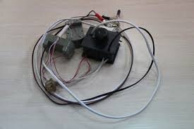 В инкубаторе золушка идут два терморегулятора это просто 220В и есть с функцией 12В которая позволяет работать от аккумулятора.