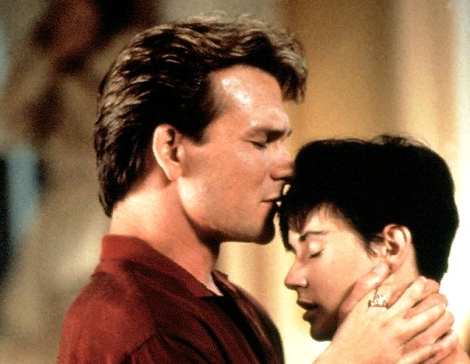 Скриншот из фильма:"Привидение"