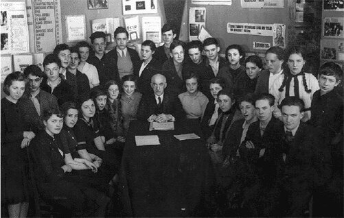Восьмой класс, май 1941 года. В центре классный руководитель, профессор Ю. О. Гурвиц.