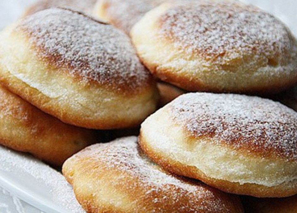 Пышные оладьи с яблоками. Самый простой рецепт пышных. Аладьина кефире. Выпечка из кислого молока. Печенье пышка.