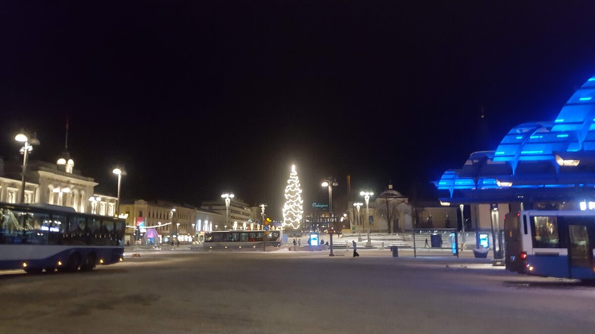 В Тампере на центральной площади примерно шесть автобусных остановок, на каждую из которых завязано, как минимум, четыре-пять маршрутов. 