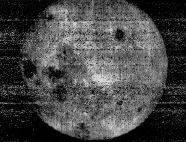 Первый снимок обратной стороны Луны, полученный с советского космического аппарата "Луна-3" / Источник: Газета "Правда"