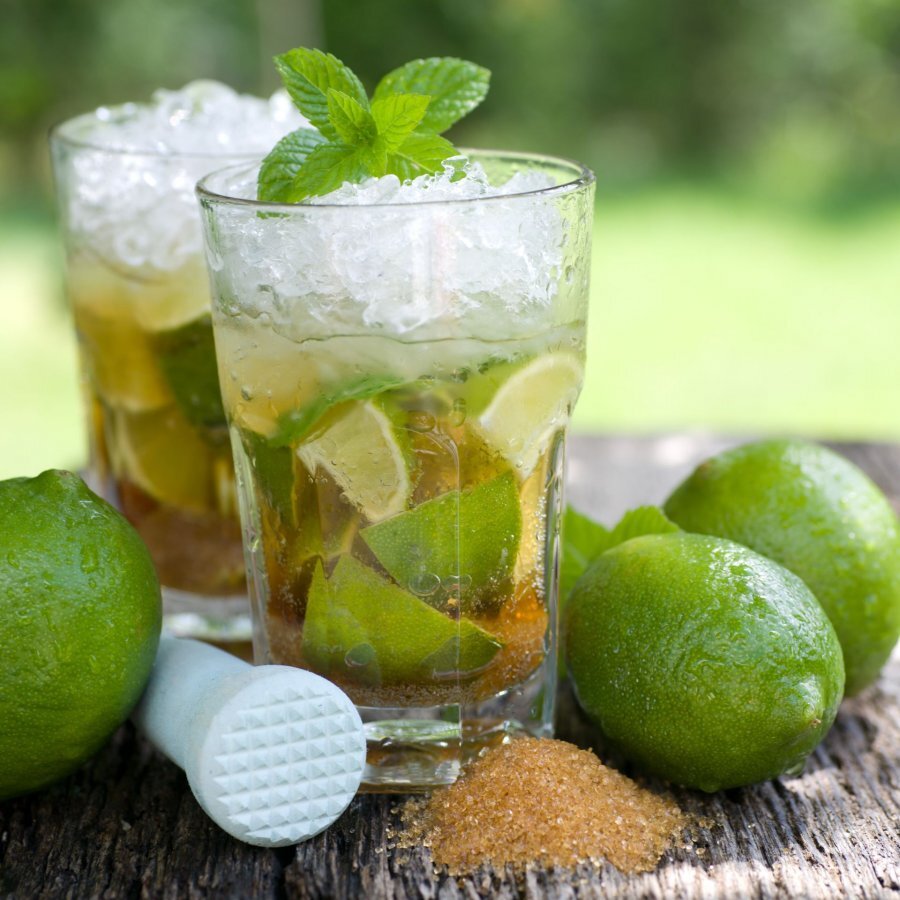 Кайперинья (Caipirinha) – это бразильский кисло-сладкий коктейль крепостью 25 градусов, состоящий из кашасы (бразильское виски), лайма, тростникового сахара и колотого льда. Подается в стаканах типа «Рокс», объемом 350 мл. По вкусу напиток близок к другому известному коктейлю – Мохито, но без мяты.