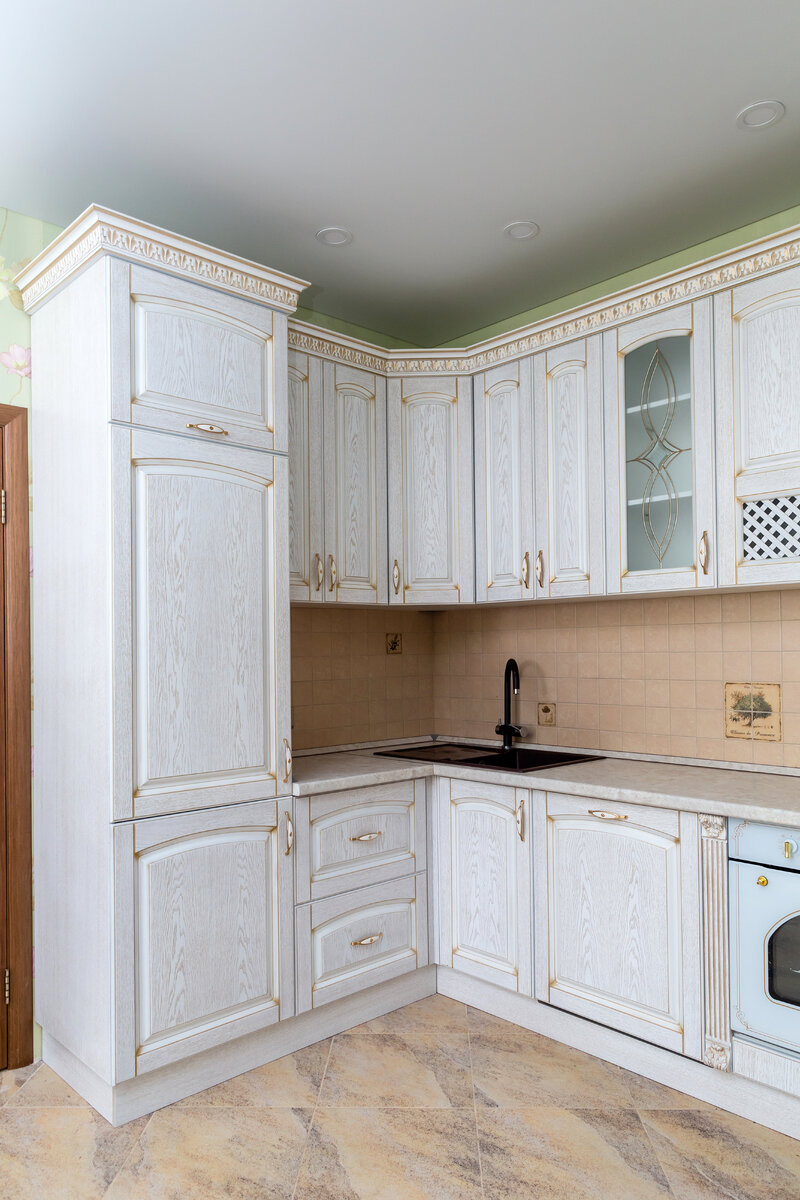 Встраиваемый холодильник на кухне