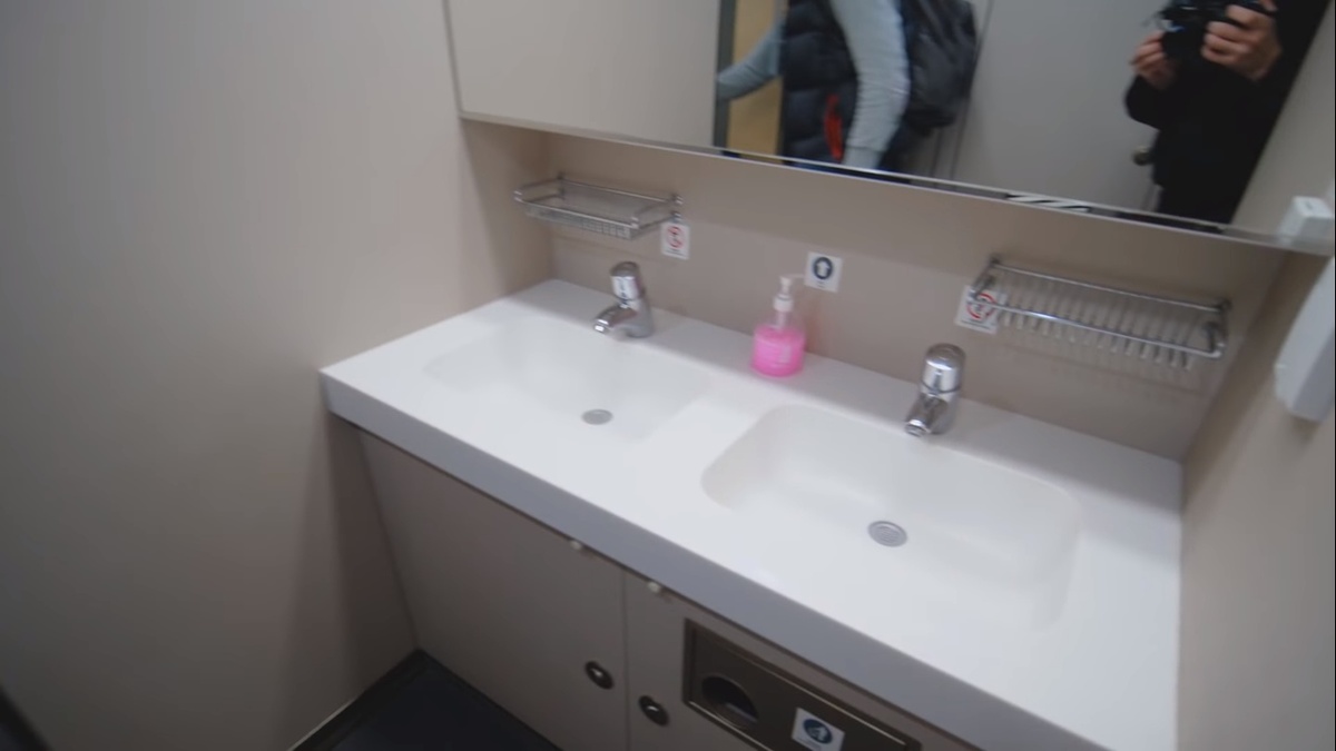 Две  раковины в Китайском скоростном поезде плацкарт