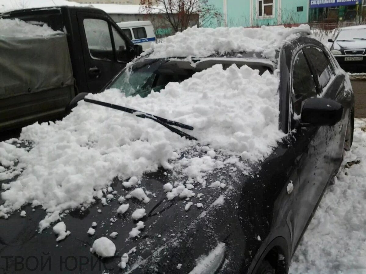 Сход снега с крыши на автомобиль