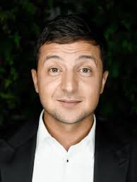 Кто же победить на выборах? В Украине грядут выборы. Что принесет новая власть Украине, Республикам и России пока неизвестно. Естественно, в предвыборной гонке каждый из кандидатов может пообещать все что угодно лишь бы победить. 
Среди обещаний: мир, конец войне, европейские зарплаты и пенсии. Но где взять деньги, чтоб осуществить все обещания.
Основные кандидаты в президенты: Порошенко, Тимошенко, Зеленский. Стоит отметить, что всего зарегистрировались 44 кандидата, такого количества на президентское кресло не было не в одной стране. 
Сегодня по нынешнему социологическому опросу комик на первом месте, нынешний президент на втором, а “дама с косой” на третьем. Хотя стоит отметить, несмотря на предпочтения людей, они сами утверждают, что скорее всего победит Порошенко. 
Люди стали трезво смотреть на ситуацию и понимают, что в этой стране честным путем не победишь и действующий президент сделает все, чтоб усидеть на кресле. Что он только не предпринимает: обещает, запугивает, подкупает. 
Как говориться: “Поживем посмотрим”, кто станет президентом 

