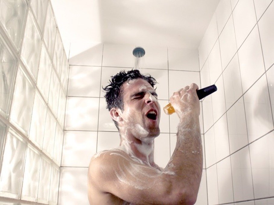 Мужики в душе видео. Мужчина в ванной. Петь в душе. Человек в ванной. Мужчина моется в душе.