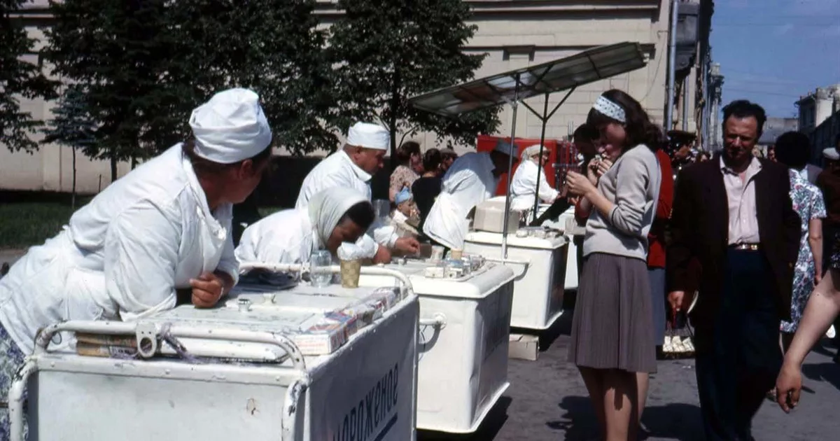 Самое дорогое мороженое - пломбир за 48 копеек (одно себе, другим угостить девушку).