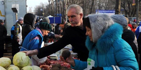 Губернатор Ульяновской области Сергей Морозов (в центре) на ярмарке в Железнодорожном районе Ульяновска, март 2016 года
