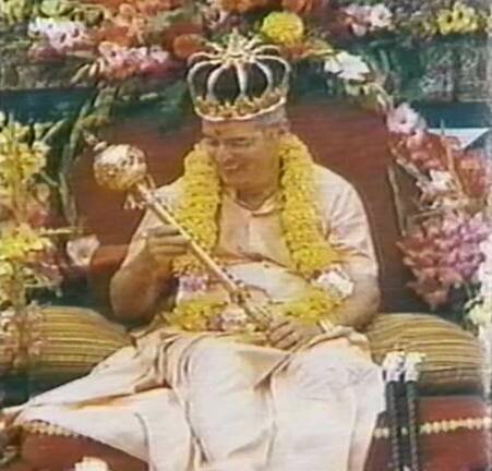 Самопровозглашенный гуру ИСККОН Киртанананда Свами, одетый как царь. Радханатха Свами не видел ничего плохого в его поведении. Он настаивал на том, что Бхактипада, он же Киртананада Свами, был представителем Бога на земле даже в 1993 году. Одним из наиболее заметных качеств лидеров психопатических культов является ненасытная жажда внимания.