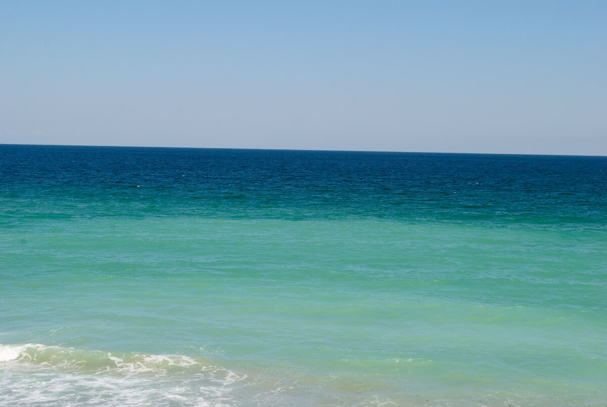 Тоже август, но со штормами покончено, море снова спокойное и чистое.