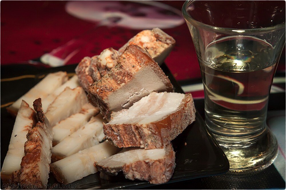 1. Сало в луковой шелухе [© NickFW.ru]