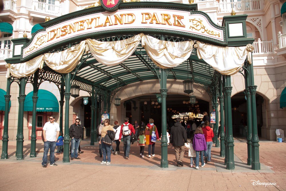 А вот так выглядит проход в сам парк. Там же турникеты