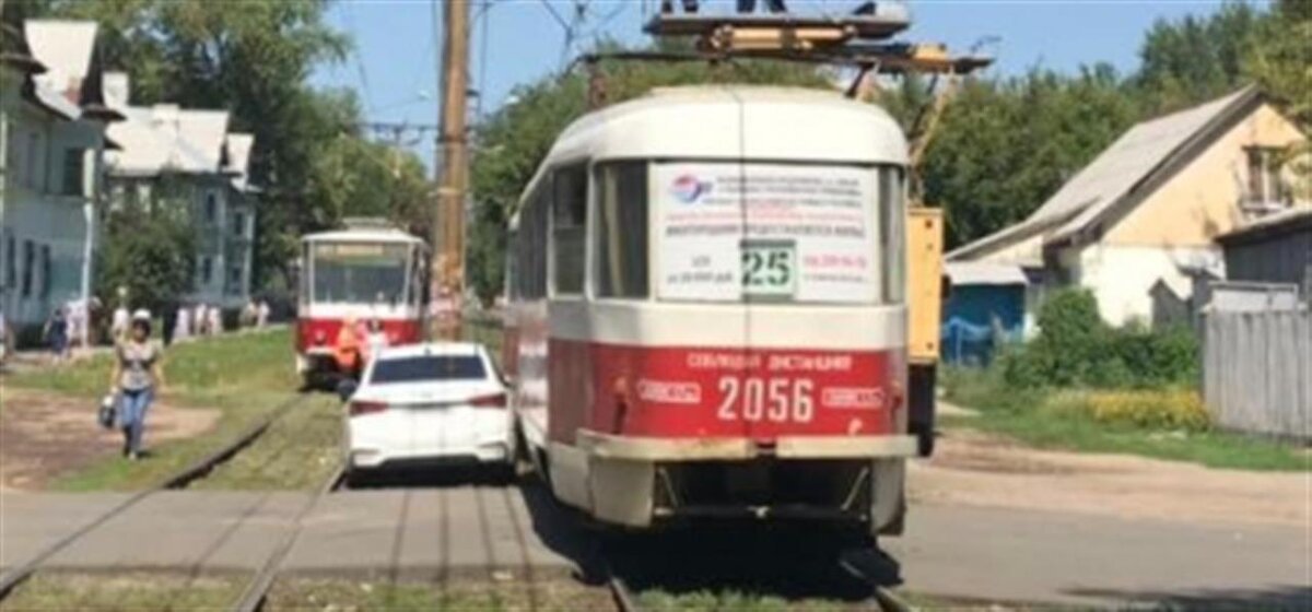В трамвае в это время находилось 60 пассажиров