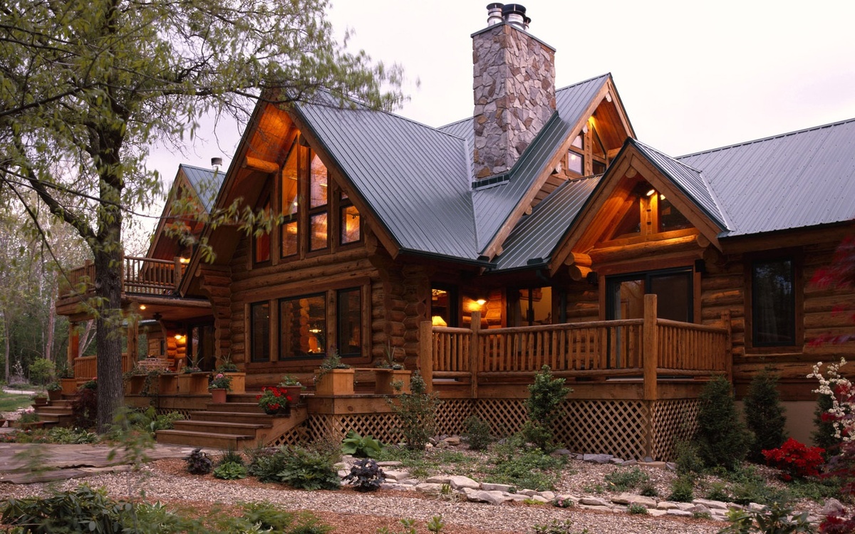 Каким был деревянный дом в России век назад? 
Он был рубленый. То есть, сложенный из бревен. По углам такие бревна закреплялись с помощью чаш. Несмотря на то, что в то время уже изготавливался брус, а бревно можно было оцилиндровать (из такого делали телеграфные столбы и линии электропередачи). В том, что касается строительства, люди предпочитали не изменять многовековой традиции. Вообще, поклонники рубленного бревна есть и сейчас, и до сих пор можно построить дом «по всем правилам». Однако прогресс не стоит на месте, и для строительства существует масса других технологий.

То же бревно, только более совершенной формы, получается в результате его оцилиндровки с помощью специальных фрез. В результате – никаких природных изгибов и неровностей. Идеально гладкое бревно имеет одинаковый диаметр по всей своей длине. Пазы идеально подогнаны. И при этом сохраняется красота природной структуры дерева. Такое бревно можно усложнить дополнительными гребнями и пазами. В этом случае при возведении бревна настолько плотно прилегают друг к другу, что между ними не возникает щелей, которые потребовалось бы утеплять. А усадка стен после выстойки гораздо меньше.

Брус также изготавливается из бревна и похожим способом. Для придания ему формы также используются фрезы. Но отличие, конечно же, в том, что в сечении брус – квадратный или прямоугольный, и стены строить из него гораздо проще, чем из круглого бревна. Для более плотного прилегания здесь тоже применяется система пазов и гребней.

Оцилиндрованное бревно и брус могут быть также не цельными, а клееными. Так к природным качествам дерева добавляются новые. Технология изготовления клееного дерева известна давно. Еще век назад из фанеры делали, к примеру, пропеллеры первых самолетов. Но современные технологии, конечно же, отличаются от тех, что были сто лет назад. Общей остается лишь идея. Клееное дерево в России производится массово, на современном оборудовании и соответствует всем мировым стандартам. Для этого используется качественная древесина. Бревно разделяется на отдельные доски и высушивается. После этого подготовленные доски склеиваются под прессом. Клей применяется только экологически чистый. Дополнительные вещества, входящие в его состав, препятствуют появлению грибковых поражений и насекомых, а также обладают противопожарными свойствами. Готовый массив клееного дерева разрезается на части необходимой формы.

В последнее время у нас все большую популярность набирают панельно-каркасные дома. А в Соединенных Штатах и в Канаде эта технология используется уже около двух веков, большая часть домов там строится именно этим способом. Тем не менее, технология производства до сих пор совершенствуется, и процесс этот непрерывен. Причины в том, что регулярно появляются новые тепло-, влаго-, паро-, ветроизолирующие материaлы, которые можно использовать при строительстве. Разумеется, это оказывает влияние и на панельно-каркасные дома.

Каркасно-панельные дома строятся из стеновых панелей, состоящих из несущих, ограждающих и изолирующих компонентов. Несущая основа, как правило, изготавливается из древесины. Чаще всего для этого применяется брус. В качестве ограждающих элементов также выступает дерево. А именно, фанера, ОСП, ЦСП и тому подобные материалы. Изолирующие элементы предназначены для того, чтобы защищать конструкцию от проникновения влаги и ветра. Готовая панель должна быть легкой, но при этом жесткой, хорошо беречь тепло и не пропускать воду. Кроме того, от ее долговечности зависит срок жизни самого дома. Благодаря разным вариантам утеплителя, одинаковые, по сути, каркасно-панельные дома можно строить абсолютно в разных климатических зонах, от Сочи до Архангельска.

В последнее время для деревянных домов актуально так называемое «отложенное строительство». Многие строительные фирмы заключают договора именно на такой вариант. Что это означает? При таком способе фундамент возводится летом, а все остальное – зимой. В теплое время года проще и легче работать с бетоном, кирпичом, копать грунт, заливать основание. А зимой можно строить из дерева. К тому же, при таком способе используется лес, заготовленный зимой. Он прочнее и долговечнее летнего. Кроме того, «отложенное строительство» обойдется заказчику дешевле. Таким образом, клиент получит более высокое качество материалов и готового дома за меньшие деньги. Именно поэтому «отложенное строительство» деревянных домов набирает обороты и становится все популярнее.

Благодаря современным тенденциям, развитию оборудования и технологий, процесс строительства стал, безусловно, проще и быстрее. Многие подготовительные процессы и вовсе происходят не на стройплощадке, а в стенах цехов. На месте заливается фундамент, а все остальное приезжает на стройку в готовом виде. Остается только сложить все части вместе, как домик из детского конструктора. Готовое жилье «под ключ», со всеми коммуникациями и полной отделкой, можно построить буквально за несколько месяцев, в зависимости от размеров и сложности проекта. И хотя уже почти нигде не встретить бригаду плотников, вооруженных топорами, которые складывают дом по бревнышку. Все равно, дерево остается в числе лидеров среди строительных материалов. У него масса возможностей, остается лишь раскрыть его потенциал.