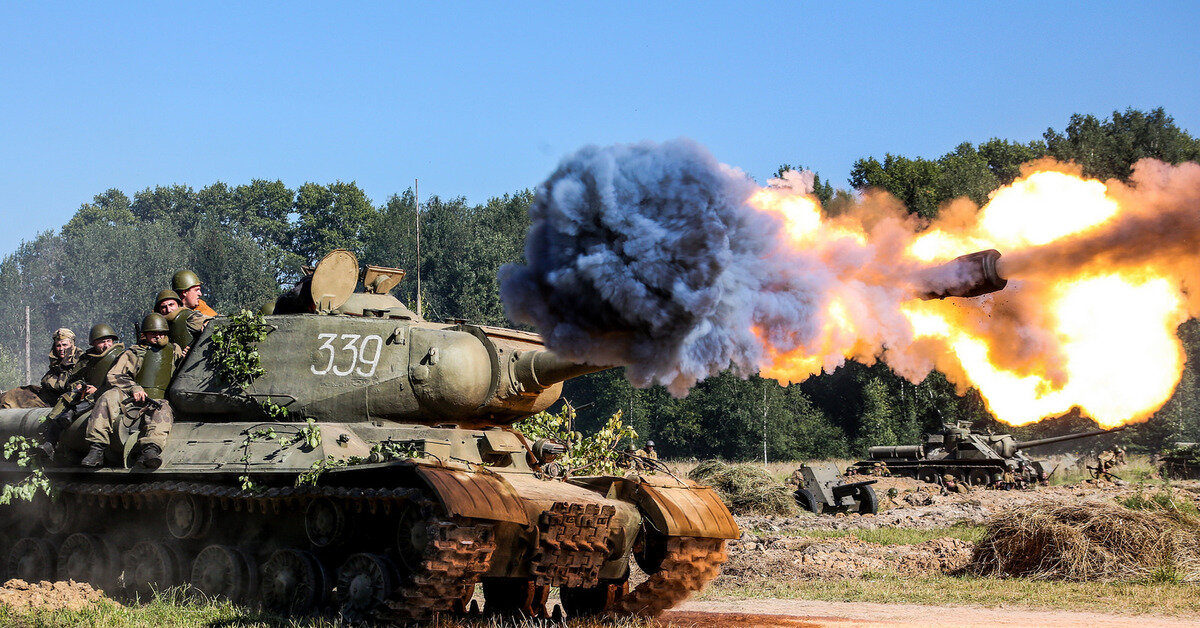 Тяжёлый танк ИС-2 на историческом фестивале "Поле боя -2015".