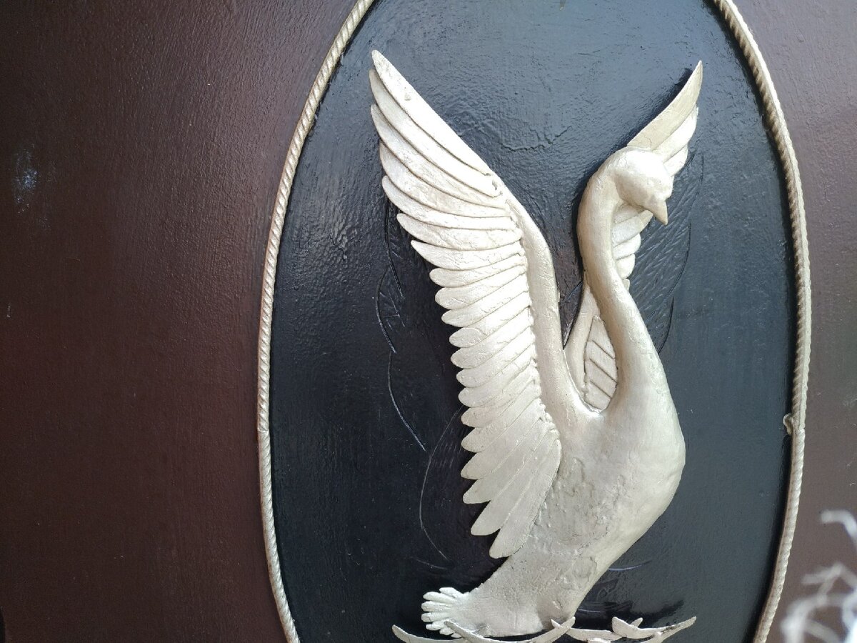 Символ "Белого лебедя" везде