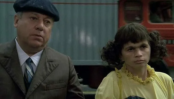 Паоло Виладжо и Плинио Фернандо в фильме «Фантоцци». Кадр из фильма