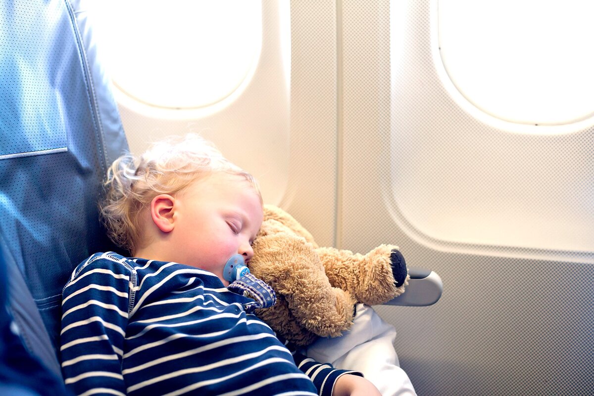 Льготы на самолет детям. Самолет для детей. Перелет с ребенком. Полет с детьми на самолете. Путешествие на самолете для детей.