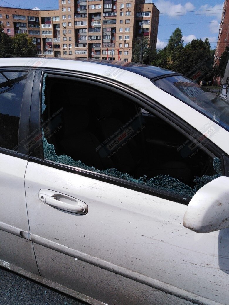 Разбиты окна машин. Разбитый окно автомобиля. Разбитый окно автомобил. Разбилось окно автомобиля от камушка косилки. Разбитые окна в машине.