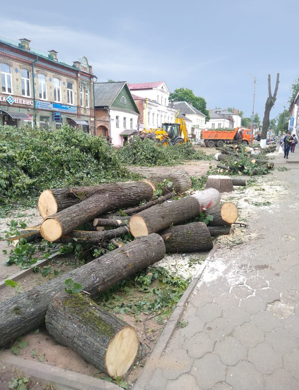В этот фоторяд так и просится третий снимок — улицы Коммунарной после реконструкции...