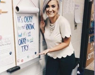 2. Покажите ребенку его новое расписание уроков, походите по школьным коридорам и зайдите в новые классы, где отныне будут проходить его занятия. Постарайтесь запомнить, где они находятся. Ребенку может показаться непривычным, что раньше он все уроки сидел в одном классе, а теперь ему придется ходить по разным кабинетам. Обязательно расскажите, что первые несколько недель никто не будет ругаться, если ребенок перепутает класс или заблудится и опоздает, ведь учителя в курсе, что новичку будет сначала сложно ориентироваться в таком большом количестве новых пространств (в этой ситуации приходится надеяться и на учителей, что они действительно все это понимают).