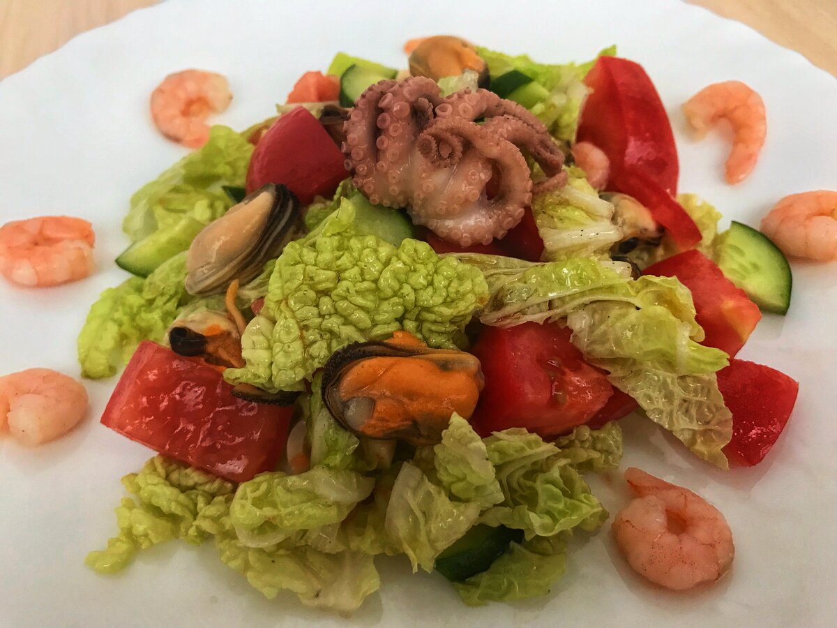 Салат с морским коктейлем, помидорами и маслинами