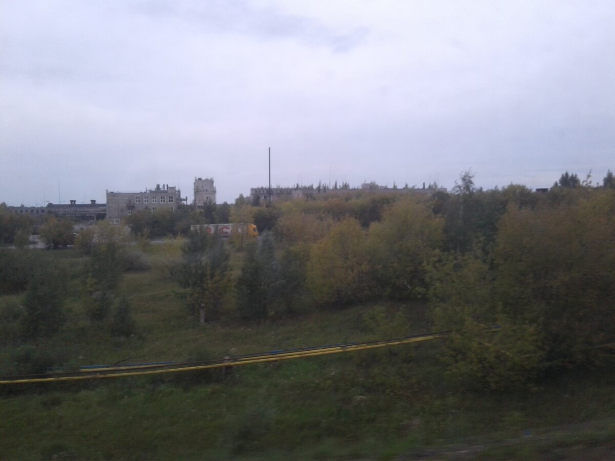 Заброшенный завод издалека смахивающий на средневековую крепость. 