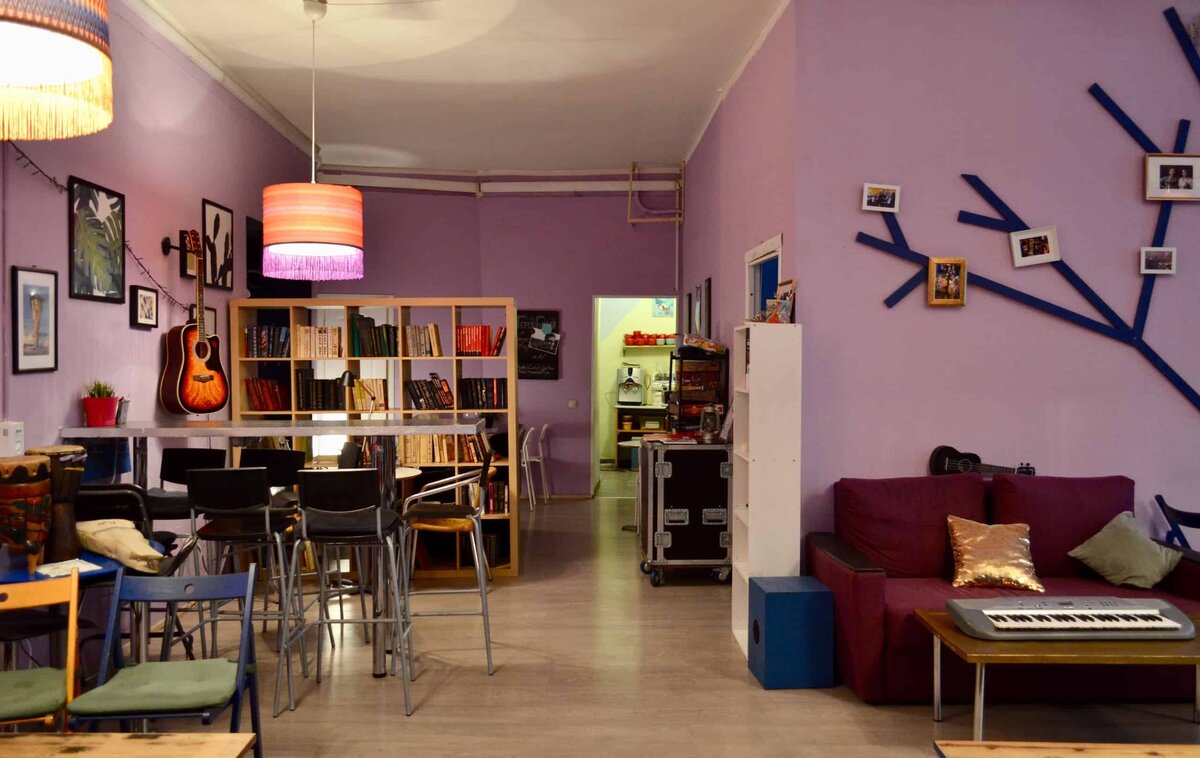 Антикафе - подойдет для детей и молодёжи, настольные игры, приставки, книги,новые знакомства, всё вы можете найти в антикафе вашего города!