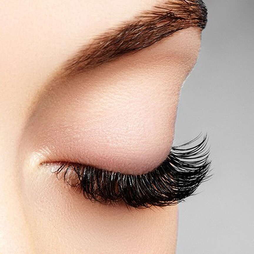 Наращивание ресниц — одна из самых популярных тенденций в мире красоты. Ее опробовали уже миллионы женщин со всех уголков планеты и столько же готовятся нарастить ресницы в ближайшее время. ⠀
На территории России навести искусственную красоту можно практически в любом салоне красоты, но так ли безопасна эта услуга, как мы о ней думаем? Что говорят офтальмологи?
⠀
Американская академия офтальмологии обратила внимание на данную услугу и произвела проверку. По ее итогам были опубликованы несколько случаев опасных последствий для здоровья наращивания ресниц, например, инфекции роговицы, отек век, синдром сухого глаза, инфекции века и временная, либо постоянная потеря ресниц.
⠀
Другие, менее распространенные осложнения включали травмирование кожи век инструментами для наращивания (щипцами), болезненная реакция на растворы и специальную ленту, которая поддерживает волоски во время процедуры, заражение демодексом, о нем мы писали ранее.
⠀
Как избежать неприятных последствий?
На самом деле врачи и специалисты в области здравоохранения не рекомендуют наращивать ресницы. Но если вы все же планируете нарастить ресницы, выбирайте клинику или салон красоты, в которой специалисты строго соблюдают санитарные нормы и используют качественные материалы для наращивания.
⠀
Перед процедурой обязательно прочитайте список ингредиентов средства для фиксации ресниц, в нем не должен значиться формальдегид.
И напоследок: если вы заметили раздражение, сильное покраснение и другие опасные симптомы, немедленно удалите нарощенные ресницы (при помощи мастера) и обратитесь к врачу-офтальмологу.