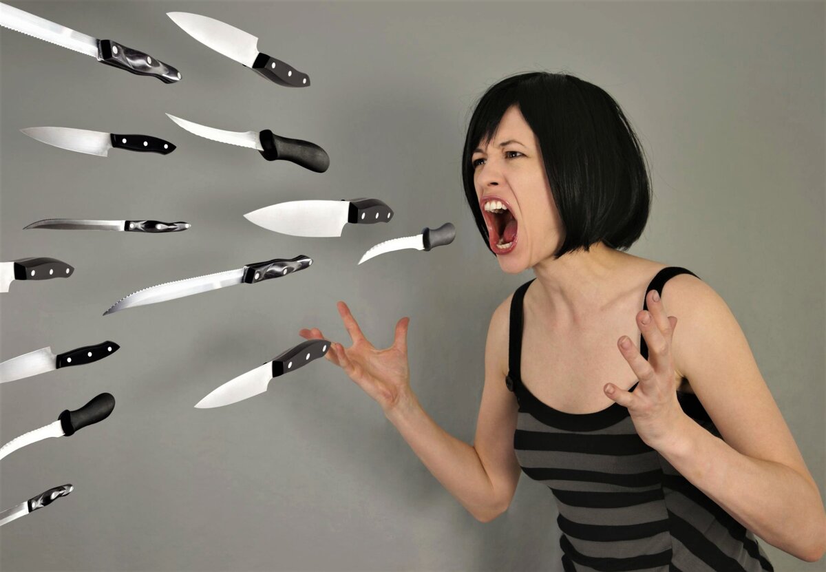 Поговорим про признаки токсичной женской дружбы: 
1) Вас постоянно спускают с небес на землю. "У тебя нет для этого способностей", "Куда это ты так вырядилась", "Ты точно не дотягиваешь до него". Это выраженное стремление не поддержать и помочь поверить в себя, а сделать так, чтобы вы заработали себе низкую самооценку, ложные страхи и чтобы это всё вылилось в какой-нибудь невроз. Это лишь её субъективное мнение, которое, к тому же, не верное!