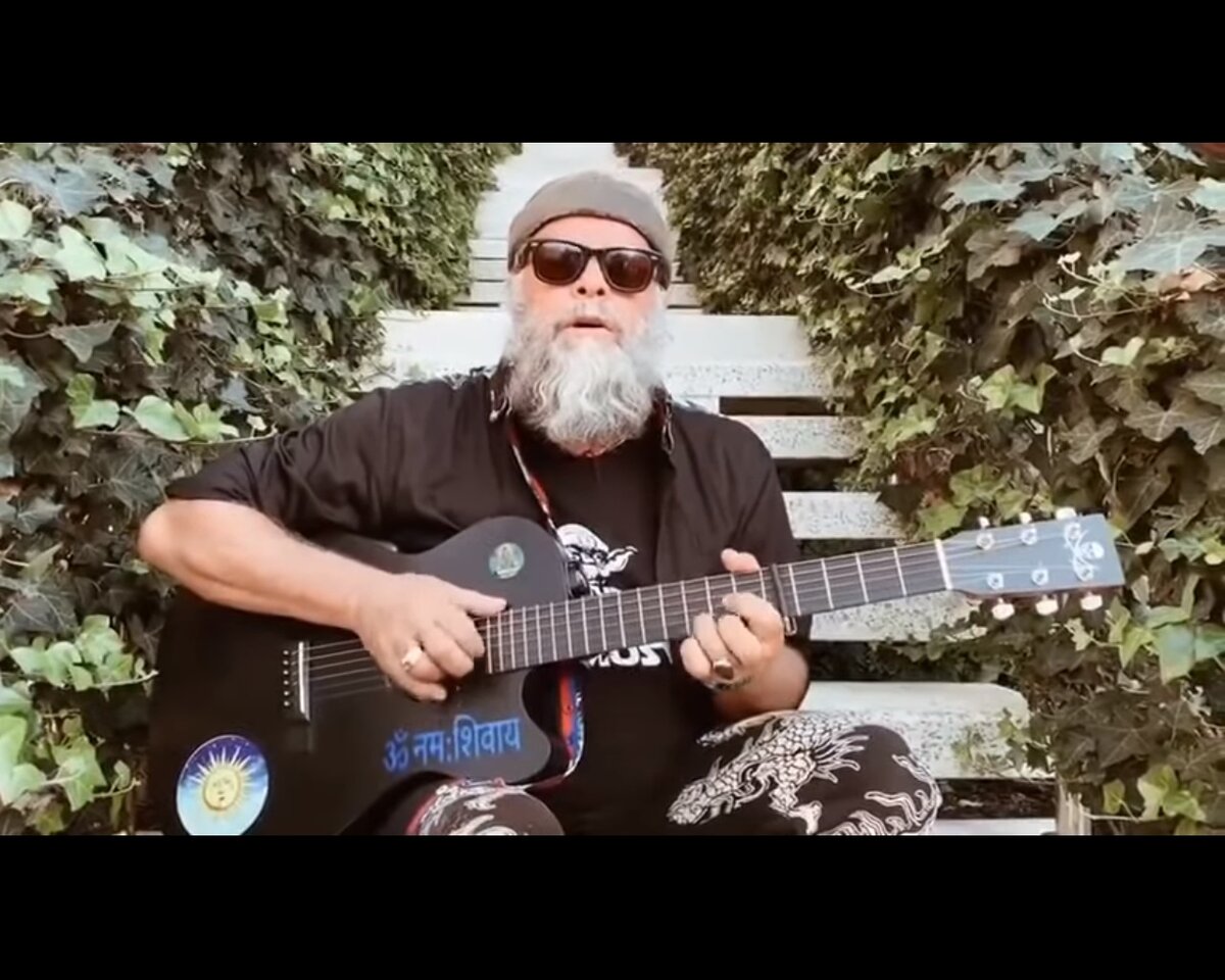 Взял гитару, одел дурацкий колпак, нацепил очёчи - обещал кровопролития, а сам чижика съел