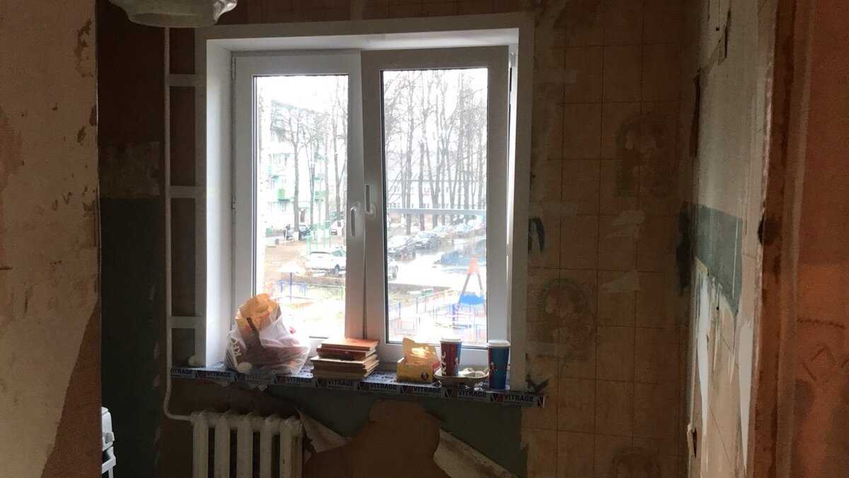 Кухонка после того, как в ней заменили окно, уже начала как-то преображаться. А отодранные обои - это временное явление