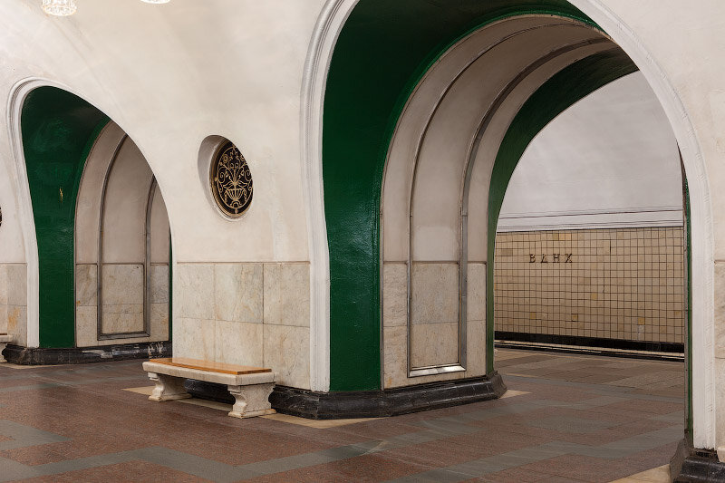 Станция метро ВДНХ - одна из самых загруженных станций московского метро, особенно в выходные дни.