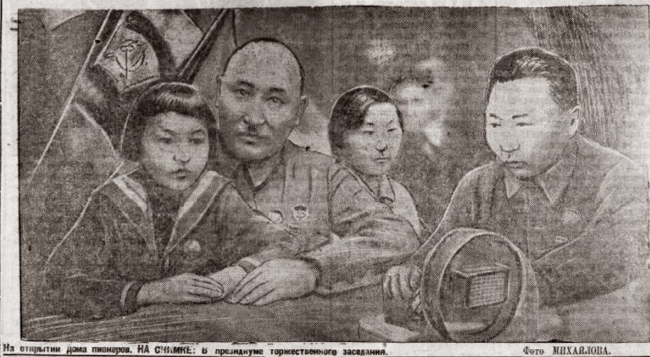 Буряточка на руках Сталина. Сталин в бурятской одежде. Картина Сталин и Молотов с детьми.